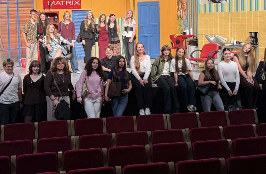 Teatralny sezon w I LO otwarty! Uczniowie na spektaklu „Szalone nożyczki” w Rzeszowie